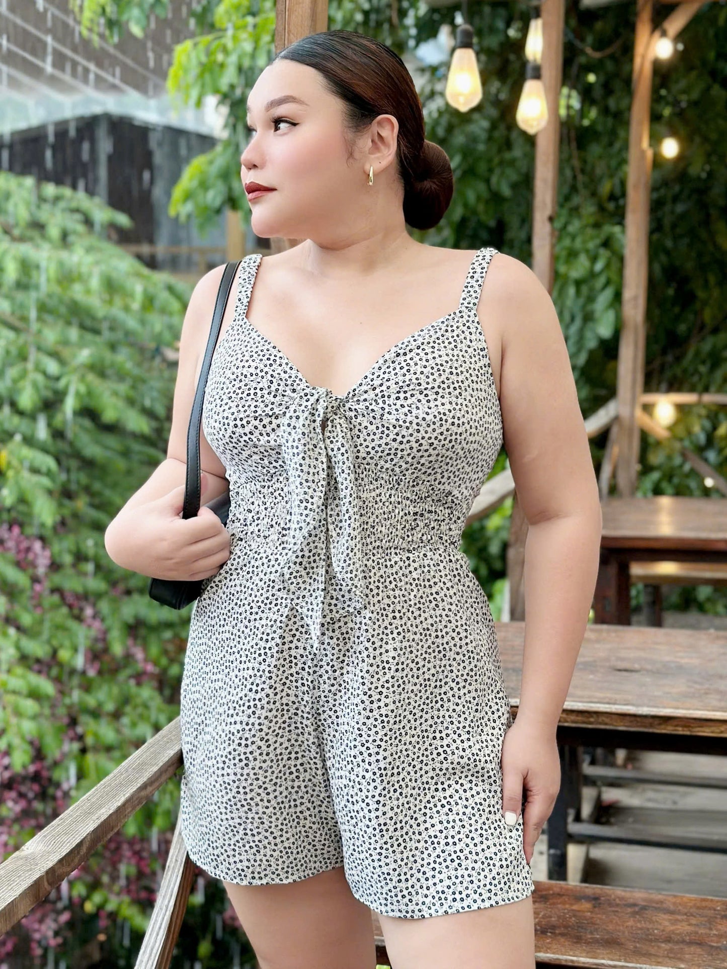 Jumpsuit Kayleigh Hai Dây Nền Trắng Vân Hoa Nhí Thắt Nơ Ngực